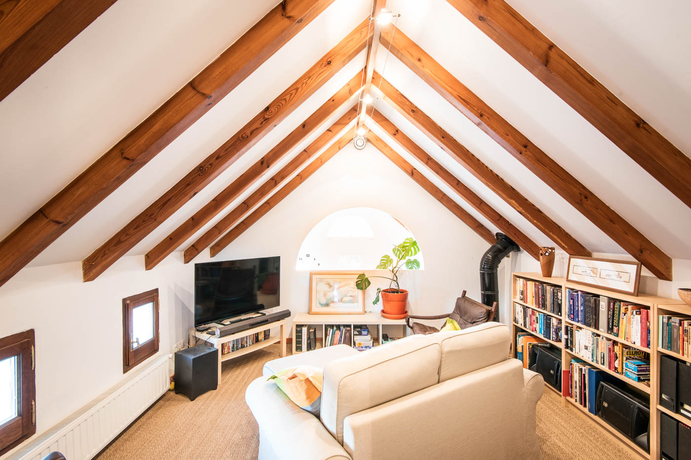 Sala de televisión / biblioteca en el primer piso